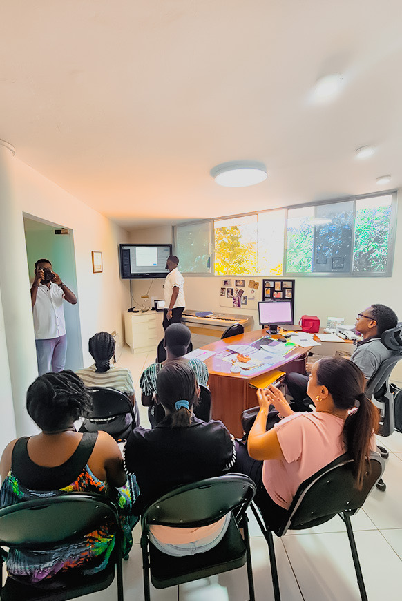 Session de formation utilisateurs autour d'un poste de travail